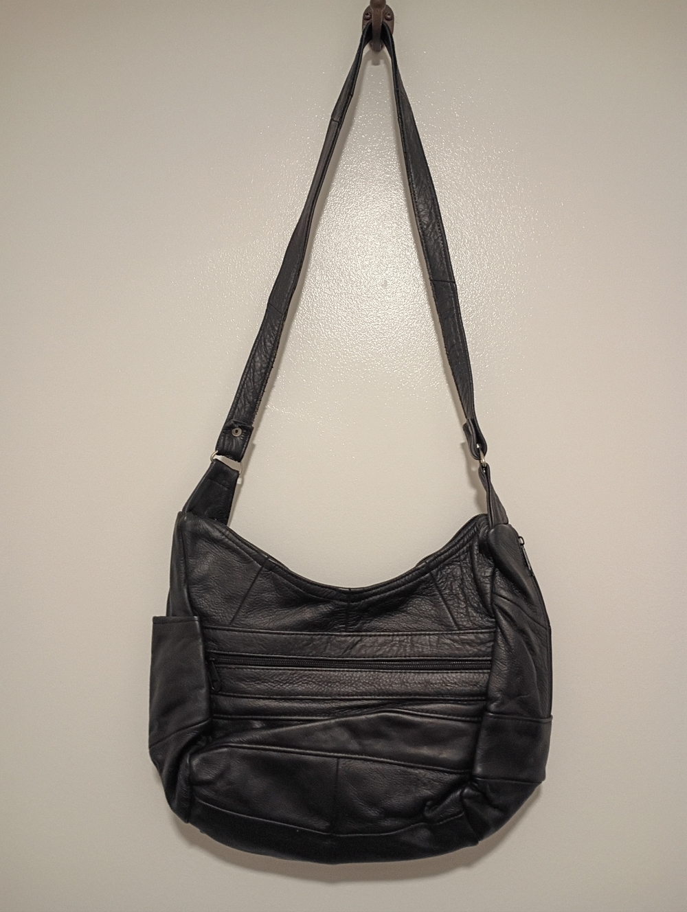 Classic Black Leather Shoulder Bag - Sleek Everyday Carry